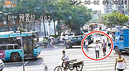 三名疑犯（紅圈）曾在深圳南海大道跟蹤目標人物。（互聯網）