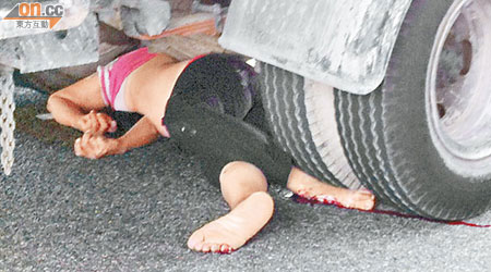 被貨車撞倒的內地婦倒於車底，左腳掌壓在輪下。（讀者提供）