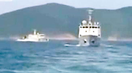 中國海監船「海監46」和「海監49」前日駛往釣魚島外圍海域。（電視畫面）