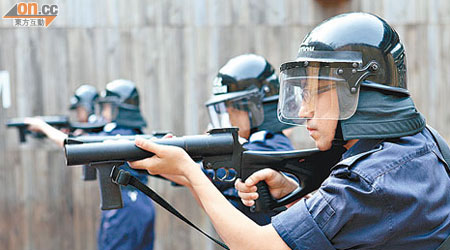 駐守青山灣的入境處人員需接受防暴等戰術訓練。圖為催淚槍。（資料圖片）