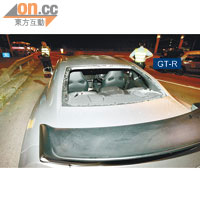 綿羊仔女乘客撞爆「GT-R」車尾擋風玻璃插入車廂。