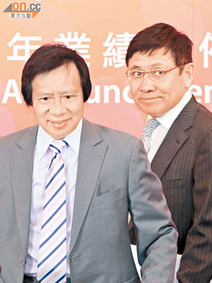 郭炳江（左）及郭炳聯（右）昨出席新地全年業績記者會，心情未有受到官司影響。（黃仲民攝）
