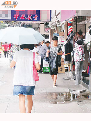 大廈出入口地面濕滑一片頓成行人陷阱，食環署卻視若無睹。