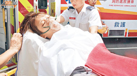 傷者由救護車送往醫院急救。（陳桂健攝）