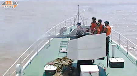 參加演練的海警炮擊海上目標。
