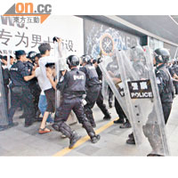 防暴警以武力驅趕衝擊西武百貨的示威者。（本報深圳傳真）