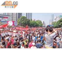 深圳數萬人沿深南中路遊行，前往市委大樓外進行反日示威。（本報深圳傳真）