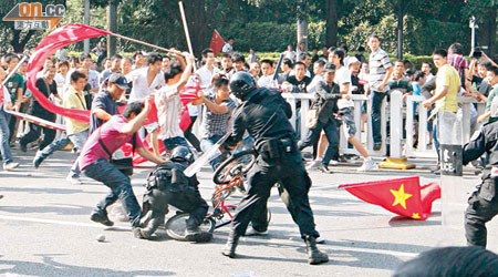 示威者與警員互相追打，場面混亂。（本報深圳傳真）