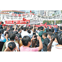 石家莊<br>石家莊大批民眾前往市中心示威。（中新社圖片）