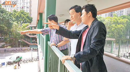 蘇西智（左）和劉國勳（右）詳細講解水貨客的運作模式，梁振英（中）細心聆聽。