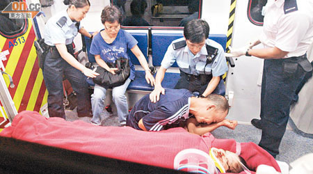 男友在救護車上跪在女友旁傷心痛哭。（梁國雄攝）