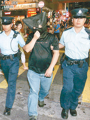 警員將涉嫌偷拍裙底春男子拘捕帶署。（林耀康攝）