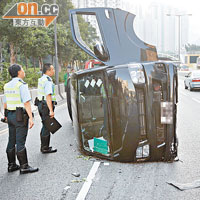 客貨車失控撞牆後翻側路中。（麥少峰攝）