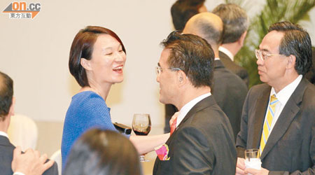 當選超級議員嘅李慧琼（左）表現得好風騷。