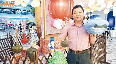 來自台灣的燈籠工藝師林朝欽，示範將環保概念應用於燈籠製作上。（崔祖佑攝）