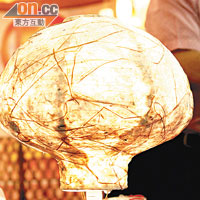 以野薑花和廢紙再造而成的手工紙透光度高，可讓環保燈籠成為燈罩。