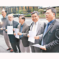 美國<BR>美國華人代表到日本駐紐約總領事館遞交抗議信。（中新社圖片）