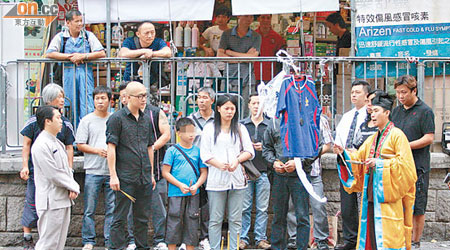 阿權妻子及兒子（前排中）由親友陪同返回車禍現場拜祭。（曾志恒攝）