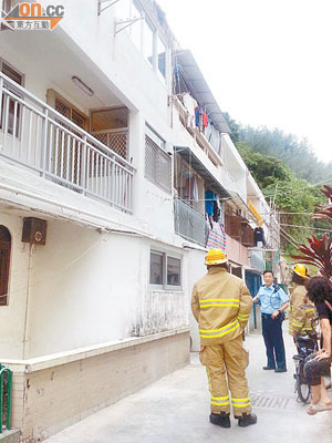 警員與消防在傳出臭味的村屋現場調查。（黃子源攝）