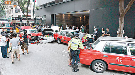 的士司機疑病發引發連環車禍，五車橫七豎八。（馬竟峯攝）