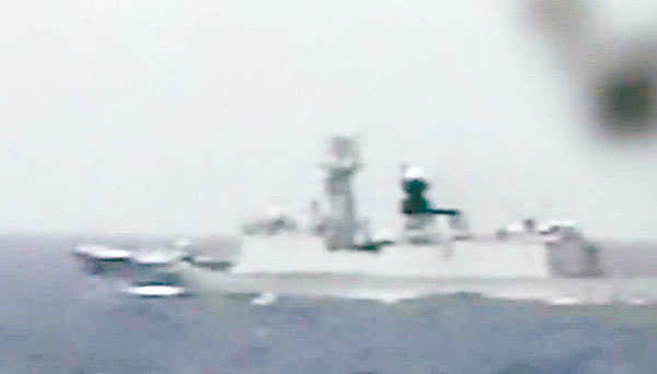 中國護衞艦‧徐州號<br>日本媒體拍攝疑似「徐州號」導彈護衞艦在釣魚島外圍游弋。（電視畫面）
