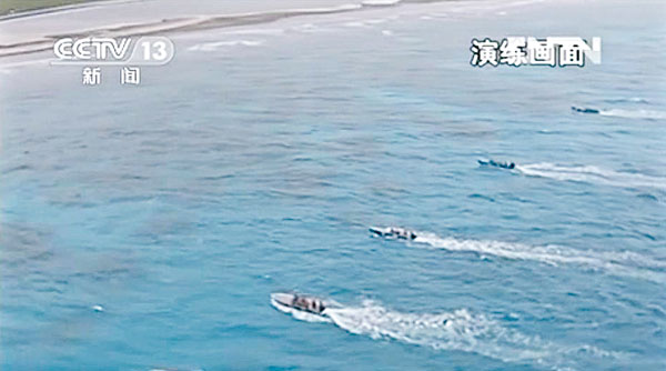 多艘氣墊登陸艇全速前進準備搶灘登陸。（電視畫面）