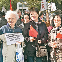 荷蘭華人華僑及留學生到日本駐荷蘭大使館抗議。（中新社圖片）