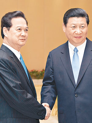 習近平（右）與越南總理阮晉勇會面，雙方握手致意。（中新社圖片）