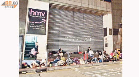 大批「iPhone5迷」在銅鑼灣一間特許經營店外通宵排隊輪候。（呂浩鋒攝）