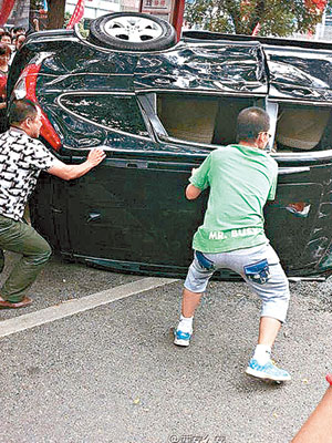 西安反日示威期間，多輛日本牌子車輛被掀翻。