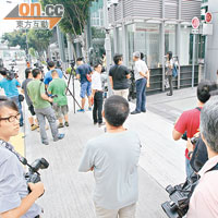 大批傳媒昨在北角廉署總部停車場守候郭炳湘出現。（霍振鋒攝）