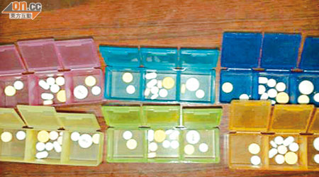 中大外展團隊糾正長者儲存藥物方法，以不同藥盒或藥袋存放每日所需藥物，並於藥袋標明屬日間或晚間藥物。（中大醫學院提供）