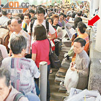 大埔<br>多份免費報在大埔墟港鐵站出口外派發（箭嘴示），令行人路逼上加逼。