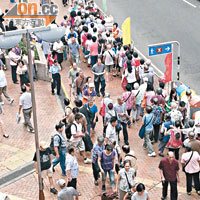 藍田<br>藍田啟田道的馬路旁，早上有人龍等候取免費報，場面混亂。