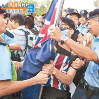 有反對陣營人士手持殖民地時代的香港旗。