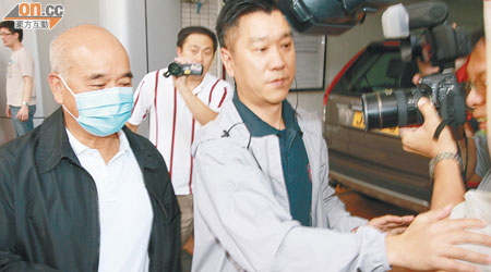 鄭家純（左）昨在保鏢開路下，進入養和醫院探望父親鄭裕彤。