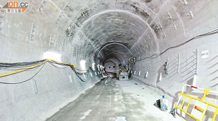 港鐵採用襯砌鋼模建造隧道壁，能配合不同弧度地形且提高工程效率。