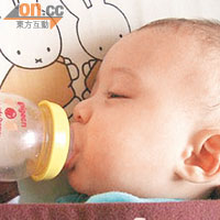 以奶粉沖奶餵哺小寶寶，若水溫不足細菌仍有機會孳生。（資料圖片）
