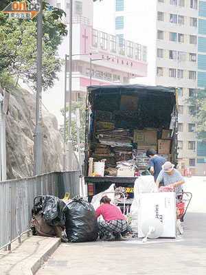 回收車長泊惹不滿，食環署被指視若無睹。