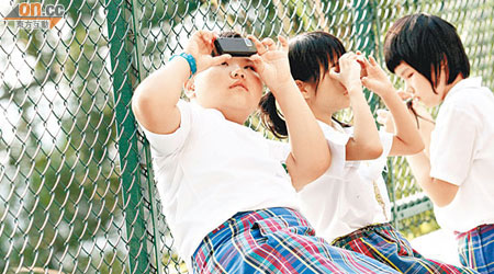 雖然視力不佳，但視障學生對攝影興趣濃厚。