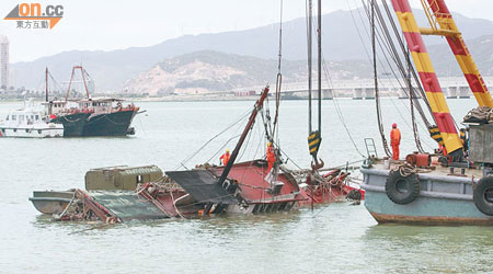 當局派打撈船打撈沉沒的漁船。