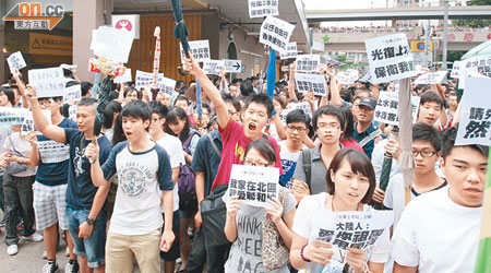 居民在上水港鐵站外舉行「光復上水站」活動，抗議水貨客逼爆當地。