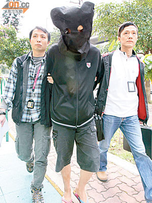 被告徐貴平（蒙頭者）承認三項搶劫罪被判監六年。（資料圖片）