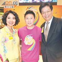 方黃吉雯（左起）、李小鵬、王桂壎齊運動支持「健康快車」。（徐家浩攝）