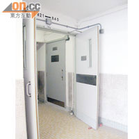 自動感應磁力開關防煙門系統設於走廊，疑居民為防止誤鳴而長期開啟。