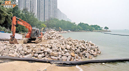 因應海岸復修工程，蝴蝶灣部分泳灘已被石塊覆蓋。