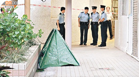警員將跳樓婦人遺體用帳篷覆蓋。（吳建明攝）