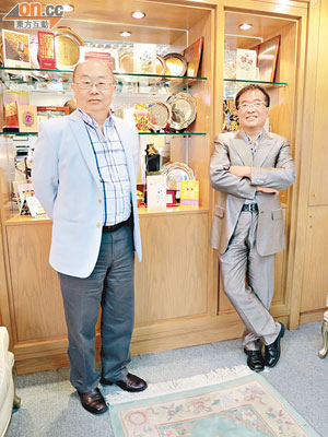 蔡克昭（左）同唐楚男（右）兩位律師除咗收藏書畫外，對粵曲京劇等藝術都有研究。（楊歡成攝）
