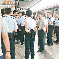 大批警員趕赴油麻地港鐵站調查。（讀者提供）