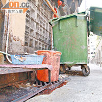 馬頭圍邨大型垃圾桶沒有蓋好，地面污漬滿布。